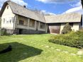 Rodinný dom na ulici Iviny v Dúbravách s veľkým dvorom a prístavbou. Rodinný dom na Ivinách s veľkým pozemkom a prírodnou atmosférou